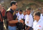Wakapolda-NTT-Tinjau-SMP-Negeri-48-Sa-Ate-Gaikiu,-Dirikan-Tenda-Darurat-dan-Salurkan-Bantuan-Pendidikan