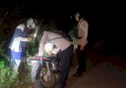 Wujud-Pengabdian-kepada-Masyarakat,-Kapospol-Atadei-Bersama-Anggota-Bantu-Warga-yang-Kendaraannya-Mengalami-Kerusakan.