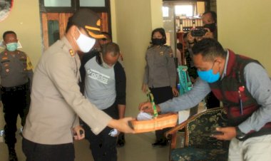 Kapolres-Lembata-Bagikan-Bansos-Dan-Masker-Kepada-Awak-Media-Sebagai-Ucapan-Terima-Kasih