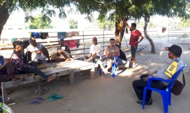 Bhabinkamtibmas-Desa-Pililolon-Kecamatan-Ile-Ape-Kabupaten-Lembata-Himbau-Warga-Pakai-Masker