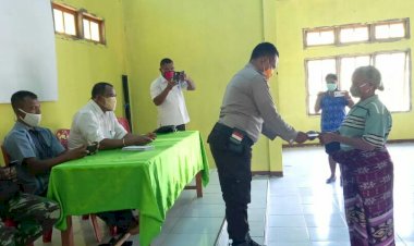 Bhabinkamtibas-Desa-Penikenek-Brigpol-Petrus-P.-Golek-Ikut-Serta-Dalam-Pembagian-Bantuan-Langsung-Tunai-(-BLT-)