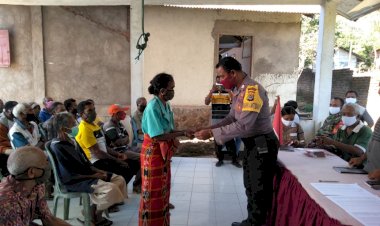 Bhabinkamtibmas-Desa-Nogodoni,-Kec.-Atadei,-Kab.-Lembata-Bripka-PHILIPUS-KERAF-hadiri-Kegiatan--Penerima-Bantuan-Langsung-Tunai