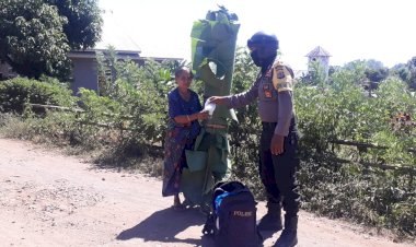 Bhabinkamtibmas-Dan-Anggota-Polsek-Bagikan-Masker-Ke-Pembeli-Dan-Pedagang-Yang-Tidak-Gunakan-Masker-Di-Pasar-Baulangu.