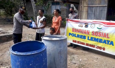 Kabag-OPS-Polres-Lembata-Bagikan-Bansos-Kepada-Warga-Yang-Terdampak-Covid-19