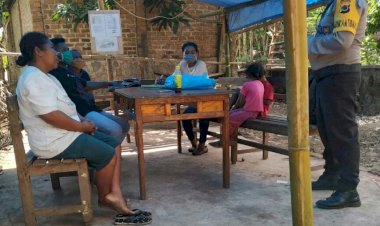 Bhabinkamtibmas-Desa-Hingalamamengi-Brigpol-Muh.-Hasan-mansyur-Sambang-Posko-Covid-19