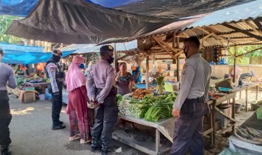 Sat-Sabhara-Polres-Lembata-Sampaikan-Himbauan-Cegah-Covid-19-Di-Pasar