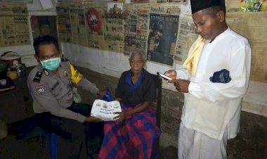 Kurangi-Beban-Warga-Terdampak-Covid-19,-Bhabinkamtibmas-Bagikan-Sembako