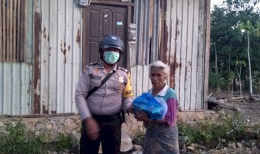 Bhabinkamtibmas-Polsubsektor-Lebatukan-Bagikan-Sembako,-Kurangi-Beban-Warga-Terdampak-Covid-19