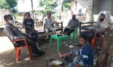 Anggota-Bhabikamtibmas-Bersama-Kanit-SPKT-III-Sampaikan-Himbauan-Cegah-Covid-19