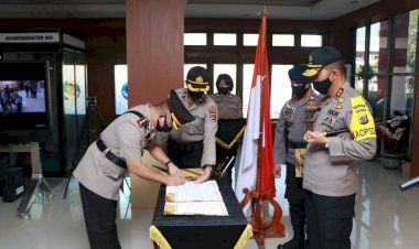 Polres-lembata-melaksanakan-upacara-Serah-terima-Kapolres-Lembata-yang-baru-dan-lama-menggunakan-sarana-video-convrence
