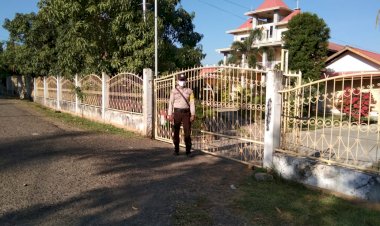 Anggota-Personil-Bhabinkamtibmas-Lakukan-Patroli-Dan-Monitoring-Di-Gereja