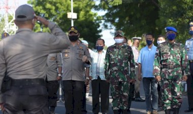 Kapolres-Lembata-Dan-Wakapolres-Disambut-secara-Tradisi-Adat-lembata-oleh-Seluruh-Personil-Lembata-Dan-Jajaran-Forkopimda-Di-Wilayah-Hukum-Polres-Lembata.