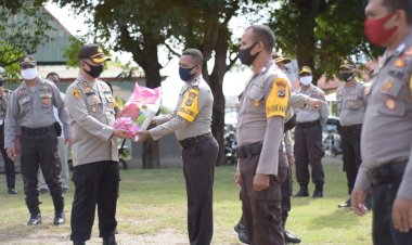 Penyerahan-Bansos-oleh-Bapak-Kapolres-Lembata---Kepada-Para-Bhabinkamtibmas-dan-Para-Kapolsubsektor-serta-Anggota-Polsubsektor-Guna-Diberikan-Kepada-Masyarakat-di-Wilayah-Masing--Masing