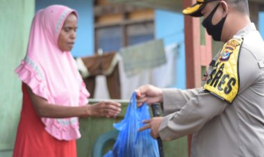 Pembagian-Bansos-Secara-Simbolis-Oleh-Kapolres-Lembata-Kepada-Warga-Kurang-Mampu-Dalam-Masa-Pandemi-Covid-19-di-Wilayah-Kab.Lembata