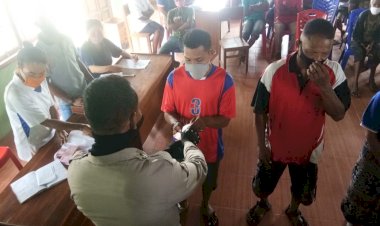 Bhabinkamtibmas-Desa-Nuba-Atalojo-Ikut-Serta-Dalam-Pembagian-BLT-Di-Desa-Binaanya.