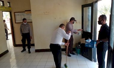 Antisipasi-Penyebaran-virus-Corona,-Polsek-Nagwutung-Bersih-Bersih-Mako