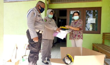 Dinas-Kesehatan-Kabupaten-Lembata-Serahkan-APD-Kepada-Paurkes-Poliklinik-Polres-Lembata-Yang-Didampingi-Kasie-Propam.