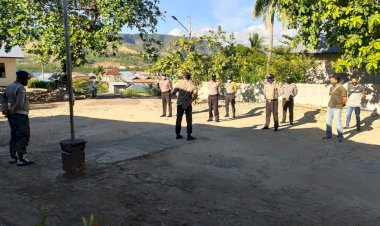 Jelang-Hari-Bhayangkara-Ke-74,-Anggota-Polsek-Omesuri--Kerja-Bhakti-Bersih-Lingkungan-Kantor