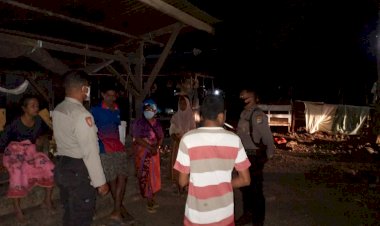 Menjelang-Hari-Bhayangkara-Ke-74,-Bripka-Yan-S.-T.-Borel-Bersama-Anggota-Sat-Sabhara-Tingkatkan-Patroli-Di-Malam-Hari.