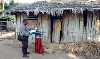Dalam-Rangkat-Hari-Bhayangkara-Ke-74,-Polres-Lembata-Melalui-Bhabinkamtibmas,-Melaksanakan-Giat-Bansos-Berupa-Pemberian-Beras-Mabes-Polri.