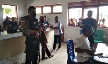 Anggota-Sat-Sabhara-Polres-Lembata-Lakukan-Pengamanan-Pembagian-BLT-Di-Kelurahan-Lewoleba-Utara.