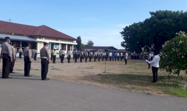 Dalam-Rangka-Menyambut-Hari-Bhayangkara-ke-74,-Kapolres-Lembata-Minta-Jajarannya-Bagikan-Beras-Tahap-II-kepada-Masyarakat