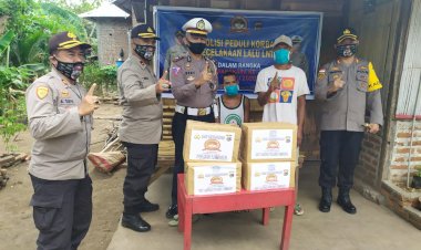 Menjelang-Hari-Bhayangkara-Ke-74,-Polres-Lembata-Melaksanakan-Giat-Bakti-Sosial-Kepada-Korban-Laka-Lantas.