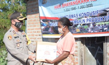 Menjelang-Hari-Bhayangkara-Ke-74,-Kapolres-Lembata-Bagikan-Sembako-Terhadap-Warga-Terdampak-Virus-Covid-19