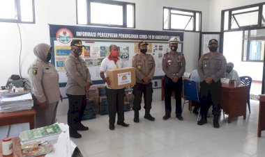 Dalam-Rangka-Menjelang-Hari-Bhayangkara-Ke-74,-Wakapolres-Lembata-Bagikan-APD-Untuk-Gugus-Tugas-Penanggulangan-Covid-19-Kab.-Lembata.