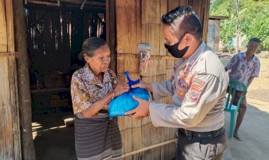Kanit-Turjawali-Polres-Lembata-Bripka-Irfandi-Bagikan-Sembako-Terhadap-Warga-Terdampak-Virus-Covid-19.