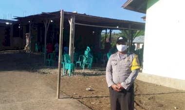 Anggota-Personil-Bhabinkamtibmas-Lakukan-Patroli-Dan-Monitoring-Di-Gereja-Khatolik-St.-Fransiskus-De-Sales-PADA.