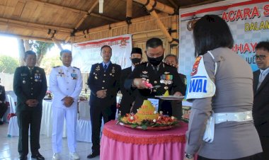 Acara-Syukuran-Hari-Bhayangkara-ke-74,Anggota-Polisi-Tertua-Dan-Termuda-Polres-Lembata-Mendapat-Tumpeng-Dari-Kapolres-Lembata-Dan-Bupati-Lembata.