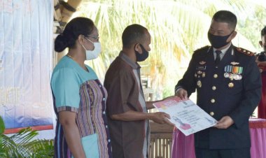 PEMOHON-SIM-KELAHIRAN-1-JULI-TERIMA-SIM-GRATIS-DARI-POLRES-LEMBATA-DI-HARI-BHAYANGKARA-KE-74.