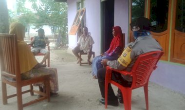 Bripka-Abdul-Azis-Mansur-Sambang-Kamtibmas,-Sosialisasi-Ke-Warga-Desa-Binaannya-Tentang-New-Normal
