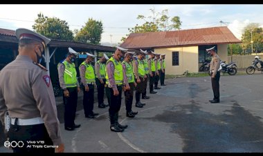 Kasat-Lantas-Polres-Lembata-Pimpin--Giat-Rutin-Strong-Point-Di-Pagi-Hari.