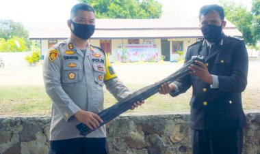 Kapolres-Lembata-Menyerahkan-Banner-13-Protokol-kesehatan-untuk-aparat-keamanan-kepada-para-kapolsek-dan-kapolsubsektor-jarajaran