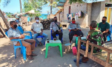 Bhabinkamtibmas-Desa-Penikenek-Bripka-Petrus-P.-Golek-Rutin-Mensosialisasi-Dengan-Masyarakat-Desa-Binaannya