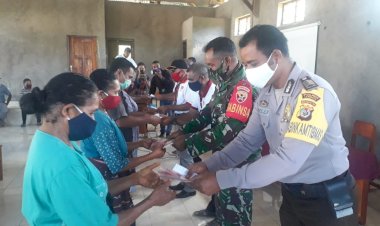 Solidaritas-TNI-Polri,Bhabinkamtibmas-Desa-Nogodoni-Dan-Babinsa-Koramil-1624-07-Ikut-Serta-Dalam-Pembagian-BLT-Di-Desa-Binaanya.