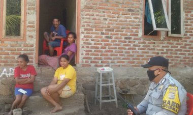 Bhabinkamtibmas-Menyambangi-Warga-Desa-Serta-Sampaikan-Pesan-Pesan-Kamtibmas.