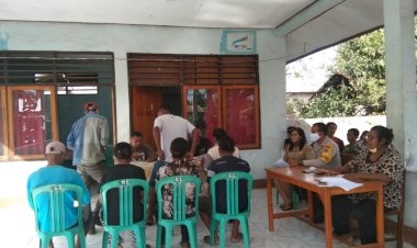 Bhabinkamtibmas-Kelurahan-Lewoleba-Timur-Ikut-Serta-Dalam-Pembagian-BLT