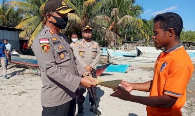Peduli-Sosial,-Kapolres-Lembata-Bantu-Warga-Yang-Terdampak-Bencana-Angin-Kencang