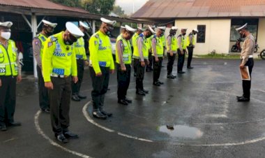 Anggota-Sat-Lantas-Polres-Lembata-Rutin-Laksanakan-Strong-Point-Di-Pagi-hari-Guna-Melancarkan-Aktifitas-Pengguna-Jalan-Untuk-Keselamatan-Kita-Bersama.