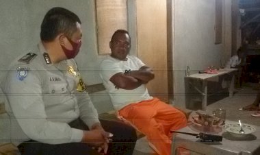 Bripka-Andrian-Sambang-Kamtibmas,-Sosialisasi-Mengenai-Adaptasi-Kebiasaan-Baru-Ke-Warga-Desa-Binaannya.