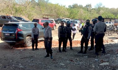 Anggota-Polres-Lembata-Melaksanakan-Pengamanan-Kunjungan-Kerja-Gubernur-NTT-Di-Desa-PADA