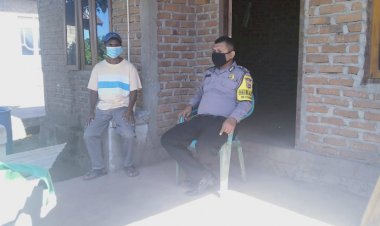 Bhabinkamtibmas-Karama-Sambang-di-Desa-Binaan-Sampaikan-Pesan-Kamtibmas-dan-Sosialisasi-Adaptasi-Kebiasaan-Baru