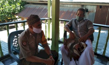 Bhabinkamtibmas-Kelurahan-Lewoleba-Timur-Brigpol--Hasan-Sabon-Tingkatkan-Sambang-Guna-Terus-Mengedukasi-Warganya.