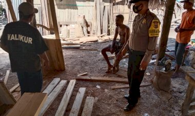 Bhabinkamtibmas-Desa-Roho-Sambang-Di-Desa-Binaan-Sampaikan-Pesan-Kamtibmas-Dan-Sosialisasikan-Era-Adaptasi-Kebiasaan-Baru-Serta-Himbauan-Tentang-KARHUTLA.