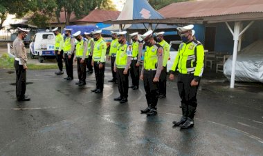 Anggota-Sat-Lantas-Polres-Lembata-Laksanakan-Pengaturan-Pagi.