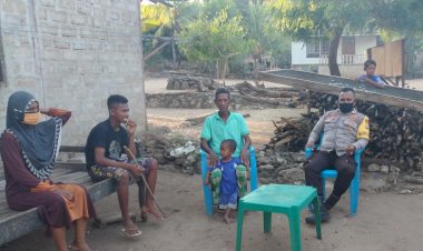 Bhabinkamtibmas-Desa-Penikenek-Bripka-Petrus-Sambang-Di-Desa-Binaan-Sampaikan-Pesan-Kamtibmas-Dan-Sosialisasikan-Era-Adaptasi-Kebiasaan-Baru-Serta-Himbauan-Tentang-KARHUTLA.