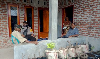 Hadapi-Era-Adaptasi-Kebiasaan-Baru,-Bhabinkamtibmas-Bripka-Abdul-Azis-Mansur-Sambang-Di-Desa-Binaan-Sampaikan-Pesan-Kamtibmas